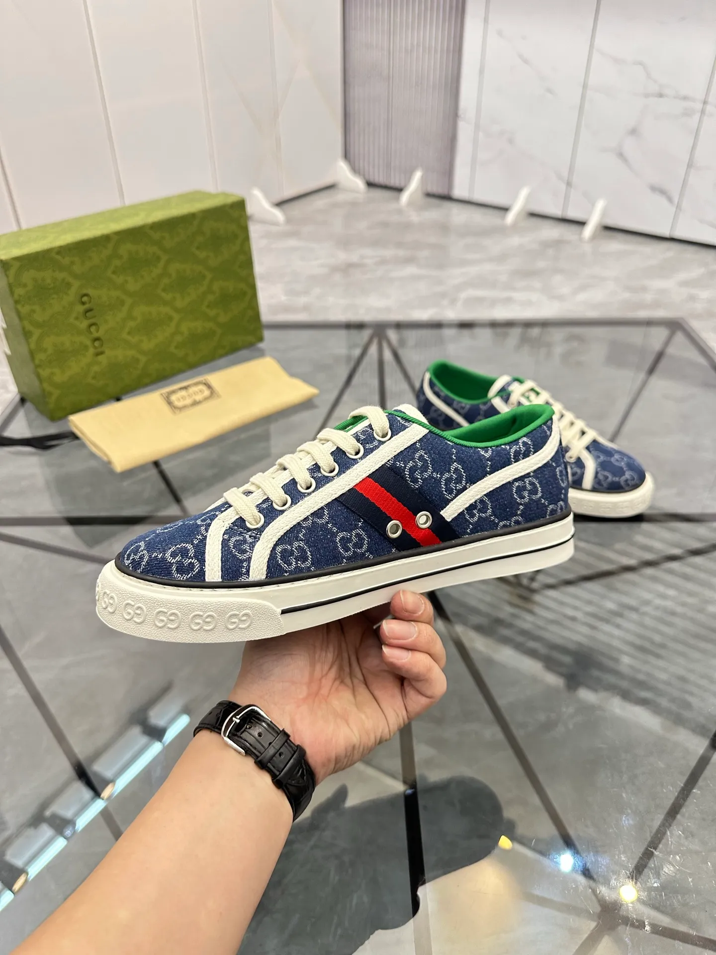 Men's shoes: 💰P360¥ Product trademark: Gucci* "Gucci*" low-cut casual shoes Regular size: 38-44 (can be customized to 45.46.) Product materials: Original material from the upper counter, breathable lining, original outsole. Number: 661